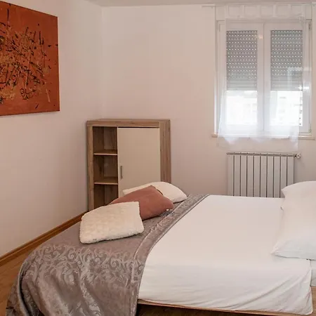 Apartment Amfiteatar Family Centre With Parking Pula