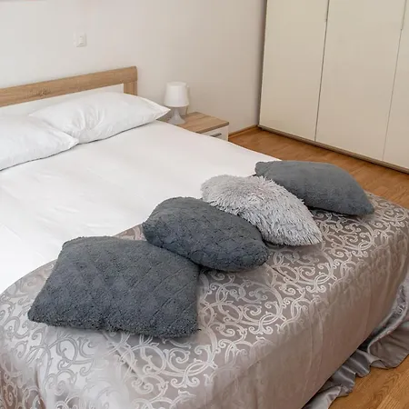 Amfiteatar Family Centre With Parking Apartment Pula