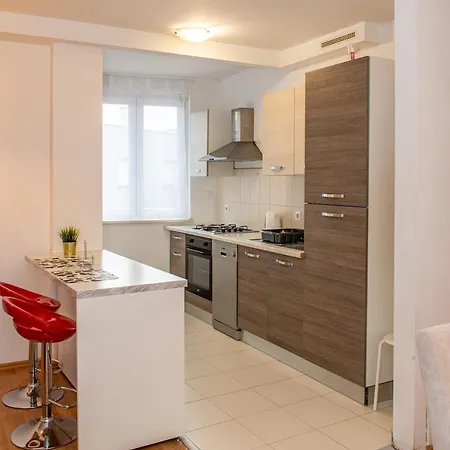 Amfiteatar Family Centre With Parking Apartment